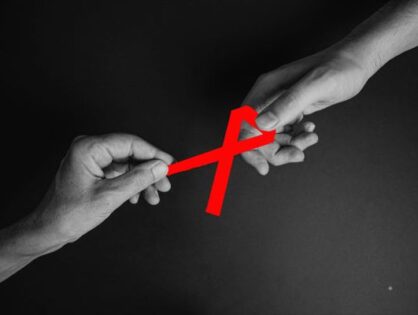 Cosa ci ricorda la Giornata mondiale contro l’AIDS durante la pandemia di Covid-19